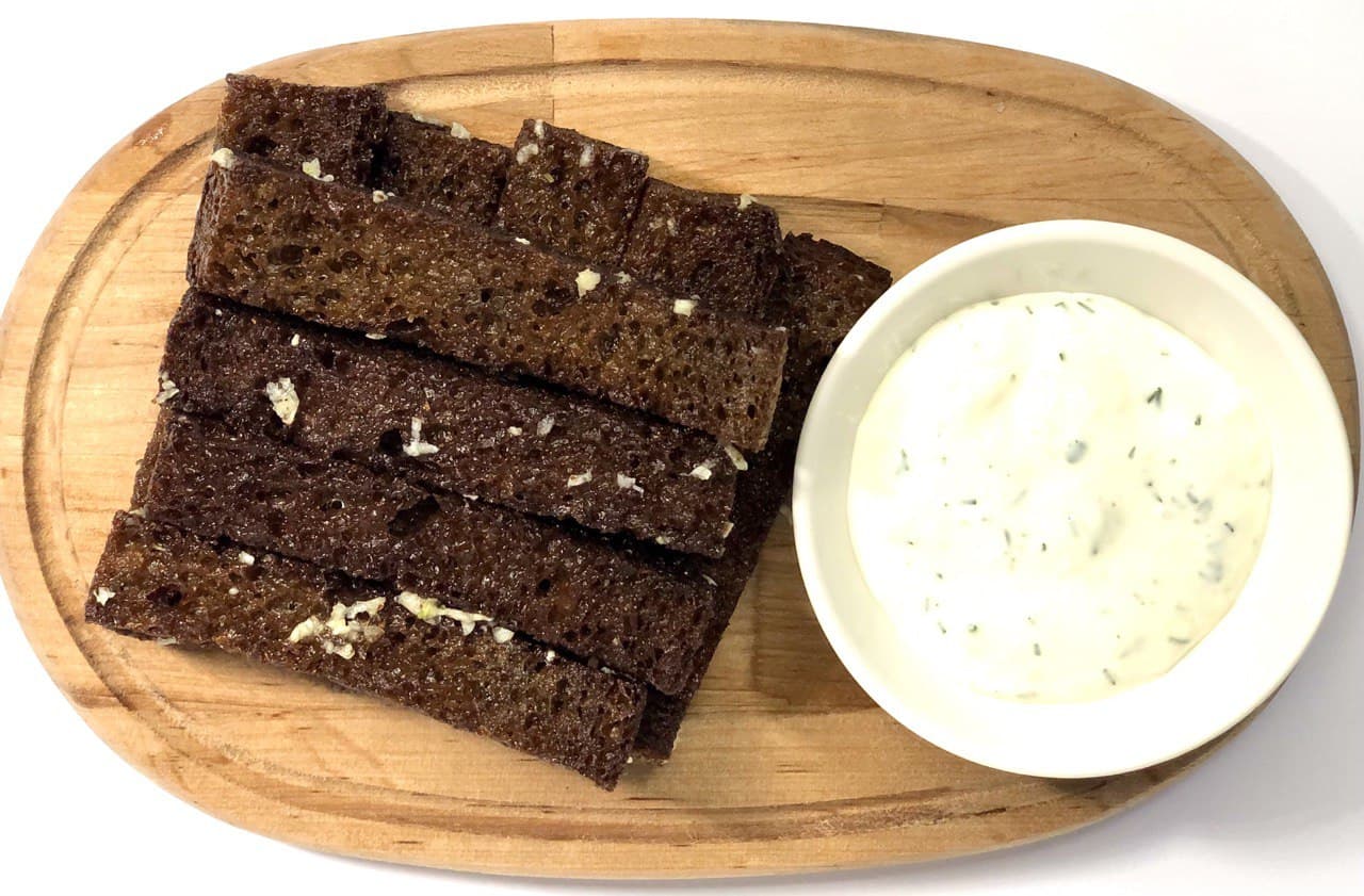 грінки з сирно-часниковим соусом